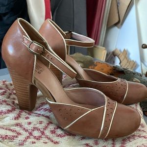 Miz Moo NYC Light Brown Leather Mary Jane Wood Heel Gold Piping Sz 8.5